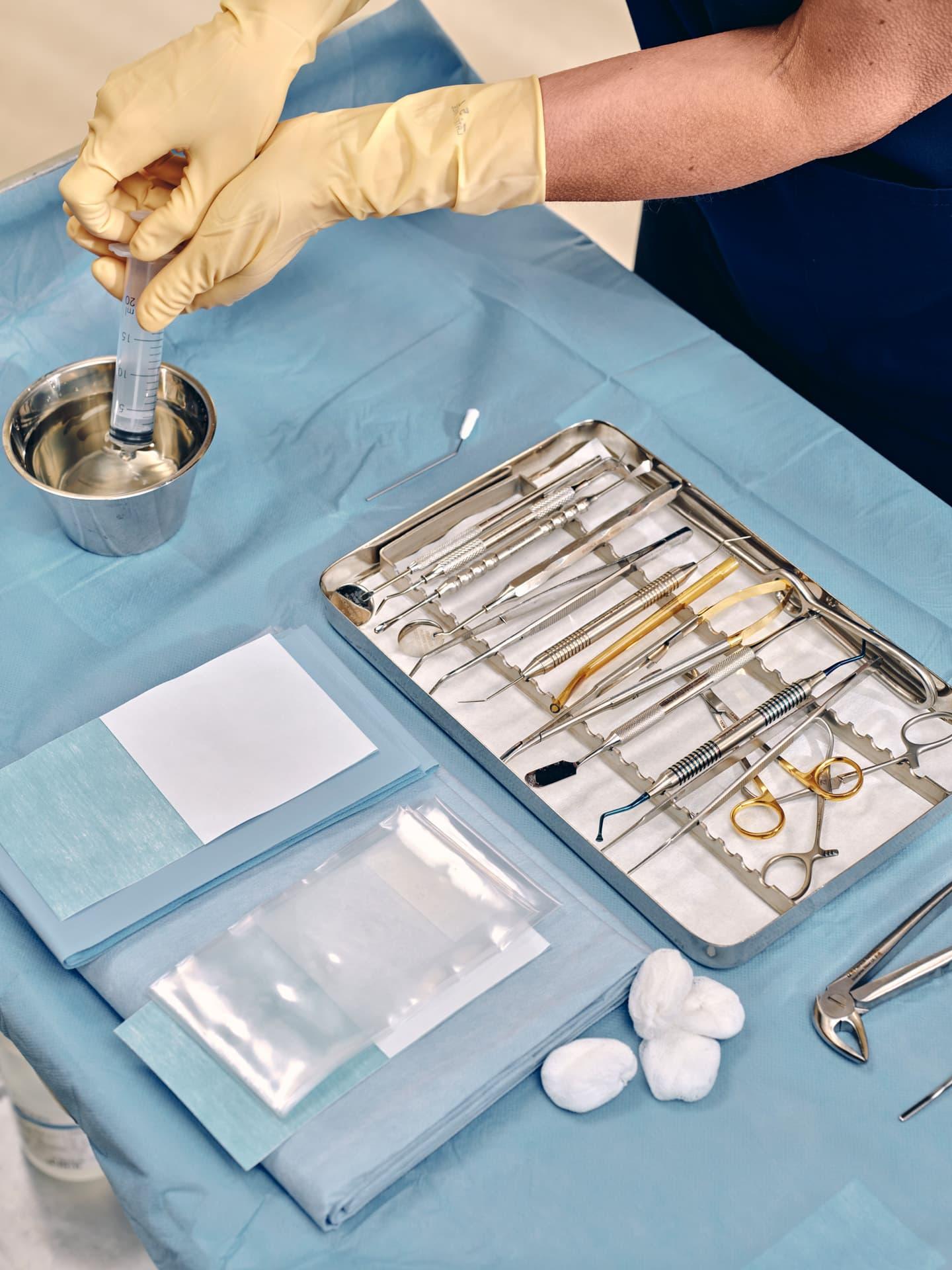 Sterilt kirurgisk tandlægeudstyr klargjort på behandlingsbord hos Specialtandlægerne Bredgade.